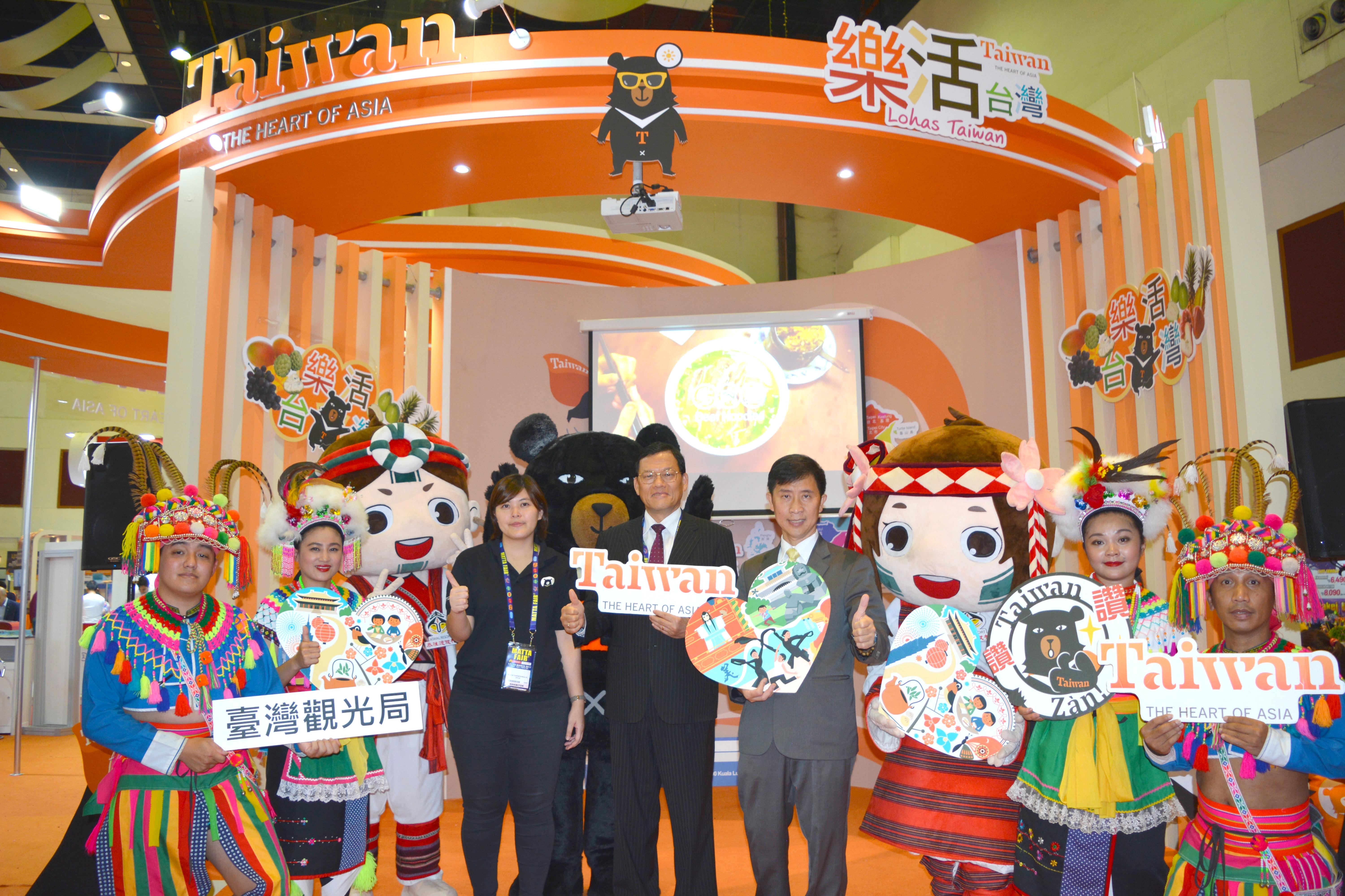 Representative Chang, James Chi-ping (fourth from left),Director of Taiwan Tourism Bureau KL Office Mr Tony Wu (fifth from left), Deputy Director of Taiwan Tourism Bureau KL Office Ms. Cindy Chen (third from left) take a group photo with Taiwan's Atayal Aboriginal performance group.
