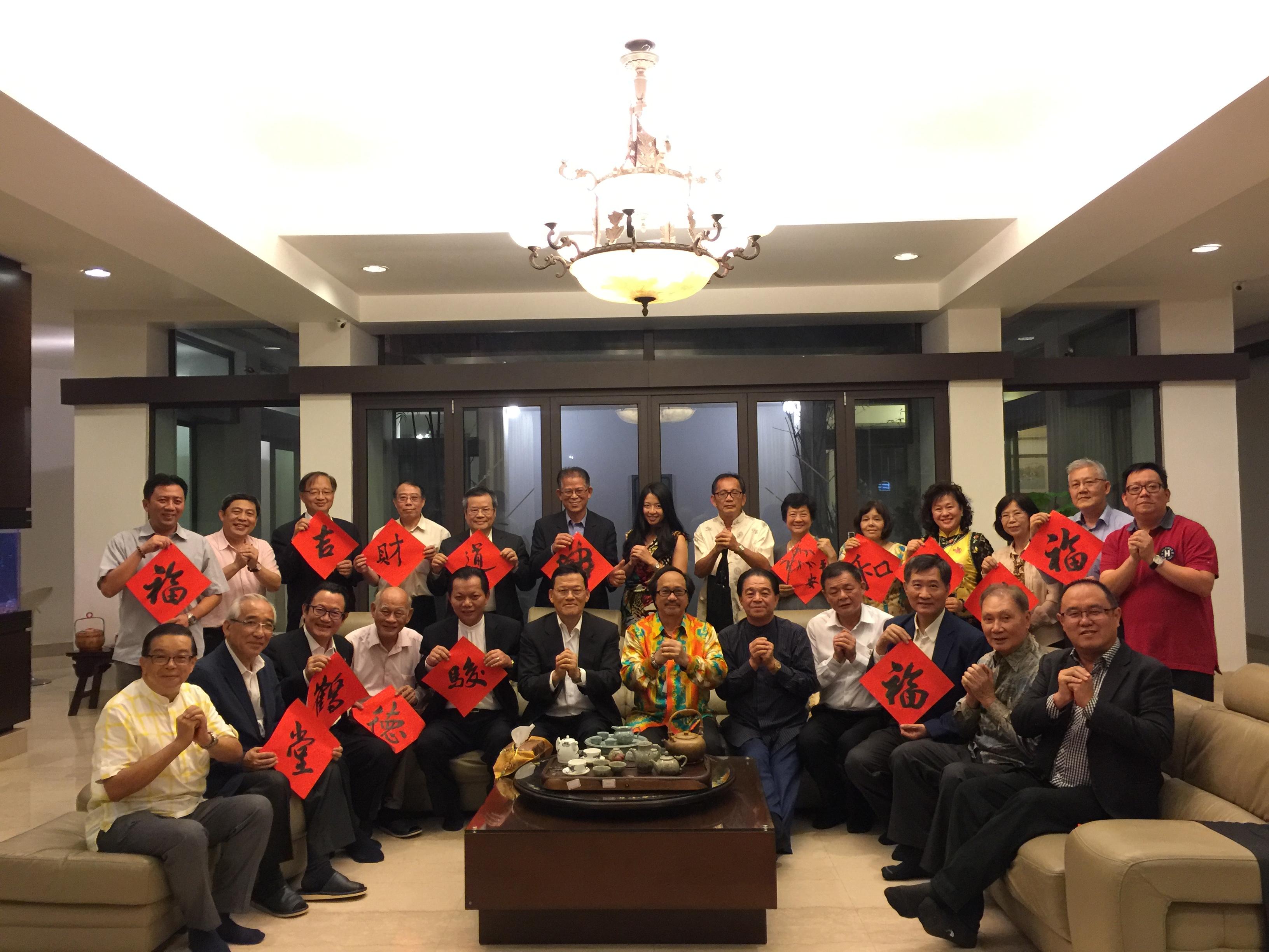 Representative Chang, James Chi-ping (six from left) took a photo with guests.
