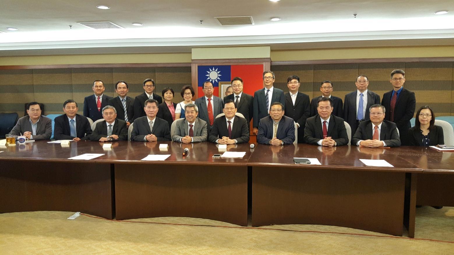 Representative Chang,  James Chi- ping(fifth from right ) , President Chin Chee Kong(fifth from left)  and other people take photograph.
