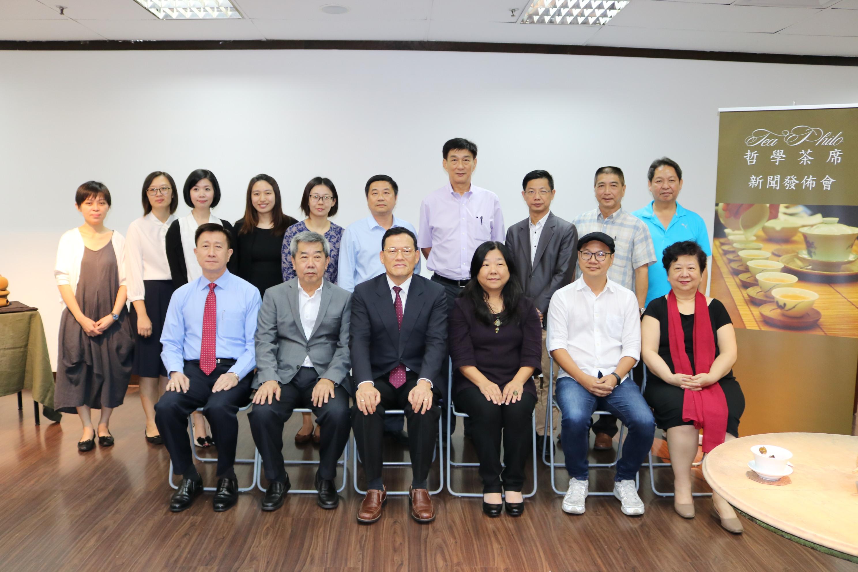 The VIPs take group photo together: Director of Inxo Arts &amp; Culture Foundation, Yau Teck Kong (front: first from left), President of The Federation of Alumni Association of Taiwan Universities, Malaysia, Chin Chee Kong (front: second from left), Representative Taipei Economic and Cultural Office in Malaysia, James Chang Chi-Ping (front: first from left), Executive director of Inxo Arts &amp; Culture Foundation, Joyce Tang (front: third from right), Executive director of Oriental Art &amp; Cultural Association, Eric Ch’ng (front: second from right), Director of Culture Division of Taipei Economic and Cultural Office in Malaysia, Peggy Chou (front: first from right).