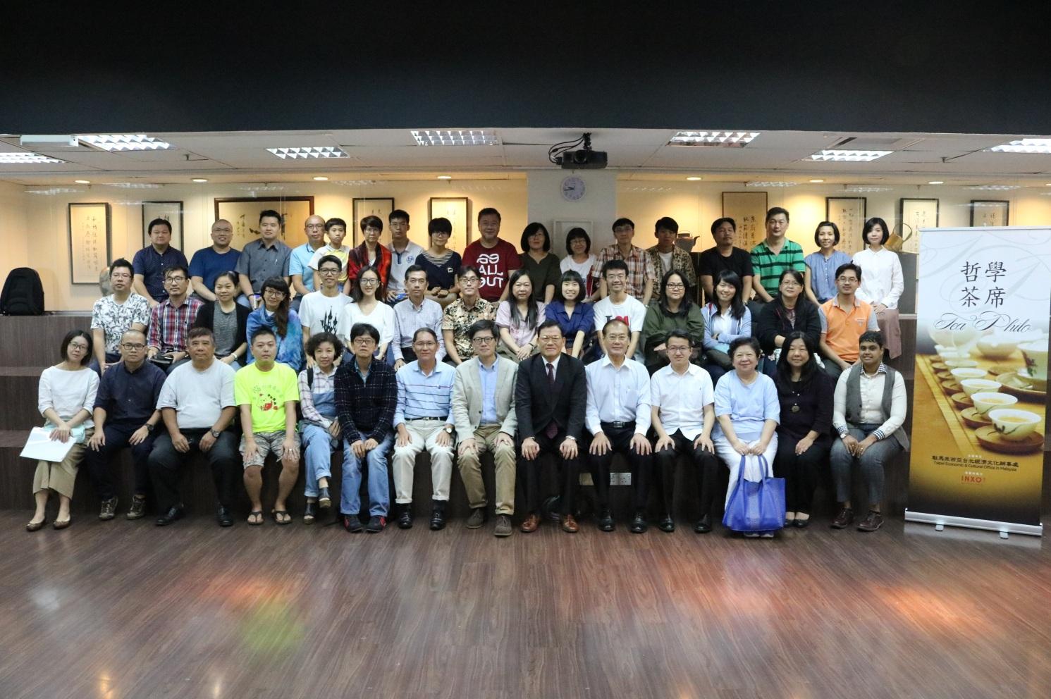 The VIPs and the attendants take group photo together.