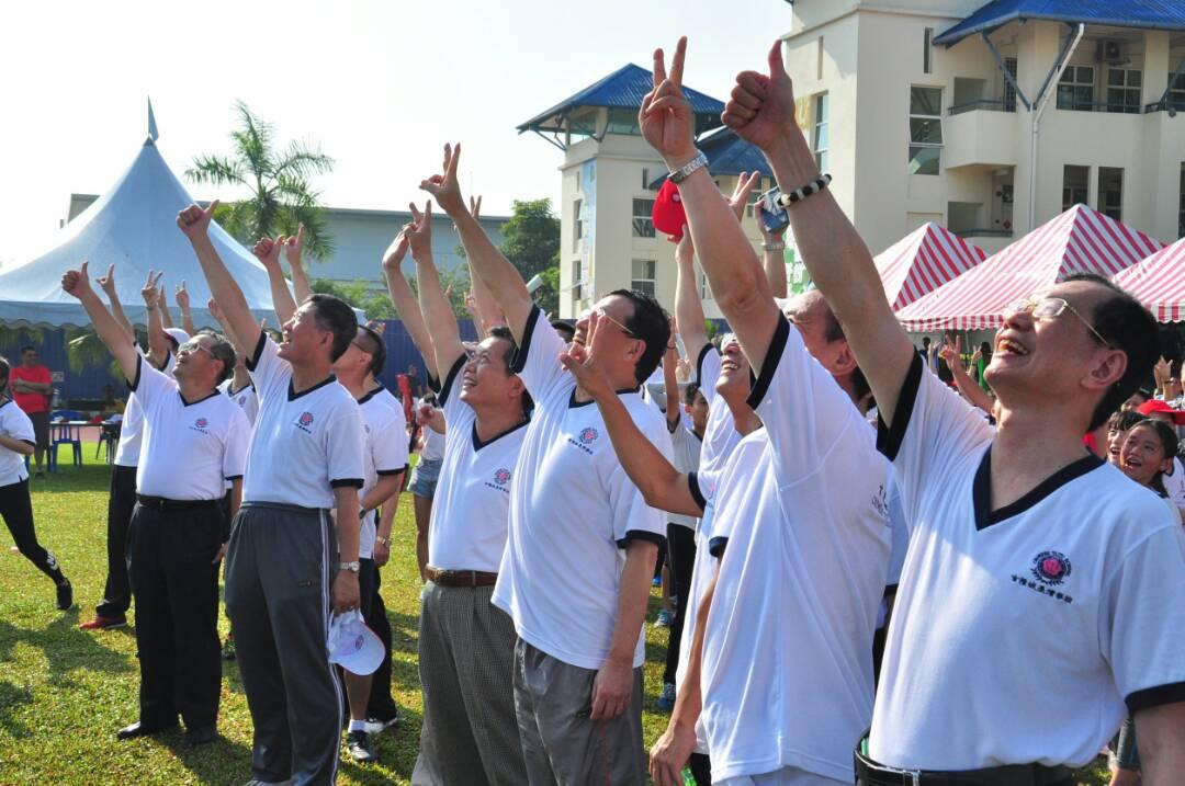 Representative Chang, James Chi-ping( front row, fourth from left ) and Deputy Representative Michael S.Y. Yiin (front row, second from left) were posing for group picture with representatives from Kuala Lumpur Chinese Taipei School after the opening ceremony of the 26th School Anniversary and Sports Day.