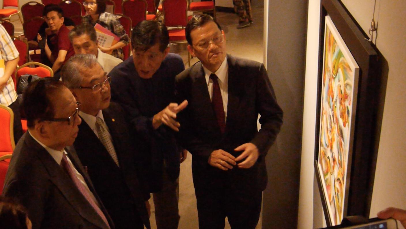 Representative Chang,  James Chi- ping (right first), Chairman of the Board of Directors of Ytl Group  Yeoh Tiong Lay (left first)  and  Taiwan University Alumni Association  Malaysia Selangor Chairman HSU, Sheng-hsiung (left second) and other VIP tour exhibition and enjoy the paintings.