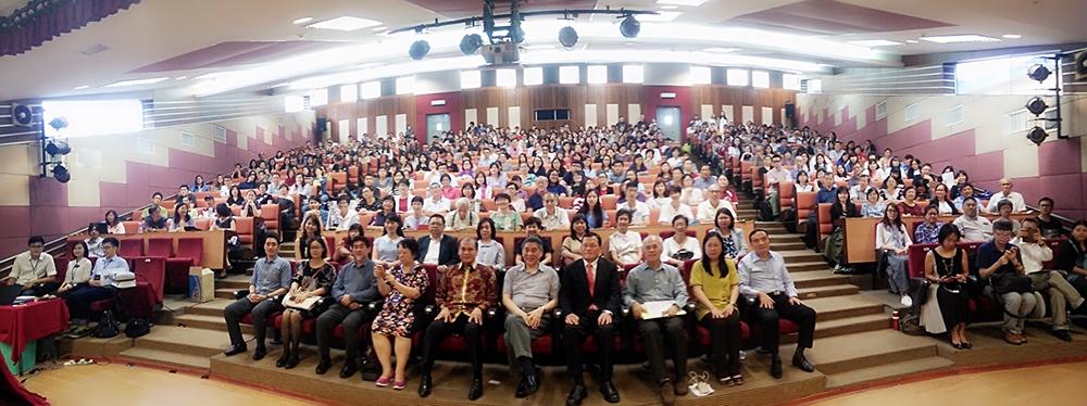 The VIPs and the attendants take group photo together.