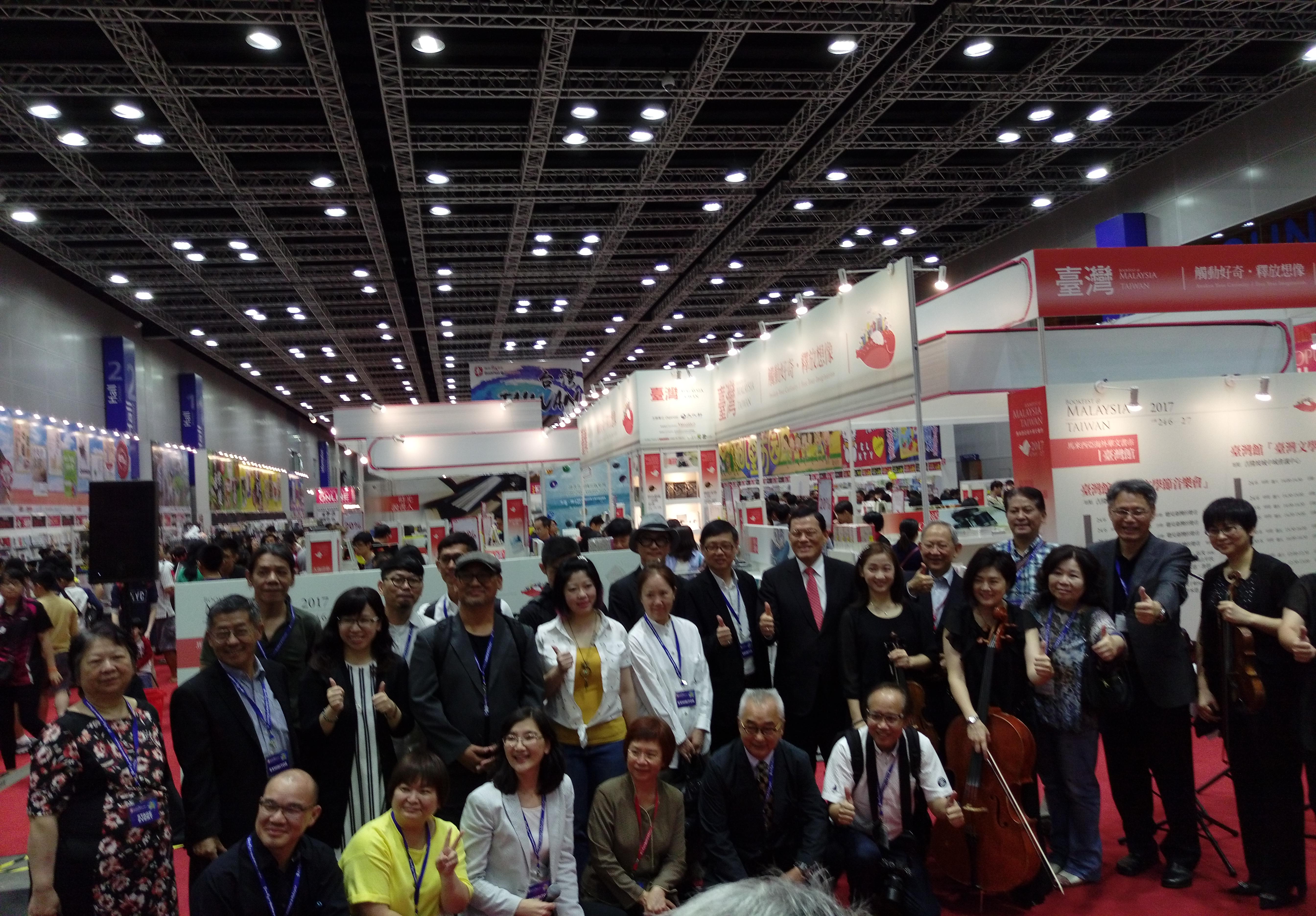 The VIPs and the attendants take group photo together.