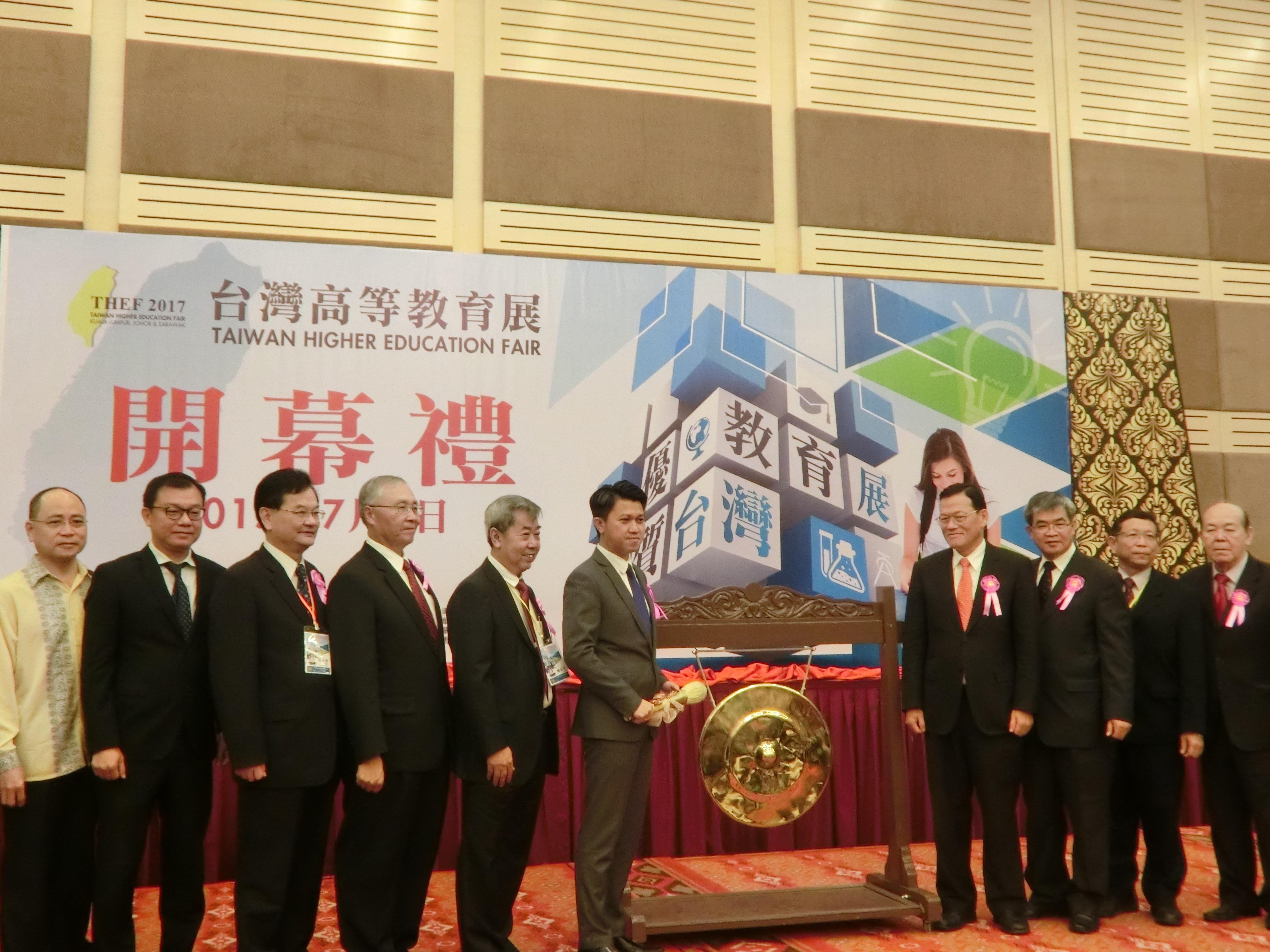 Taiwan Higher Education Fair 2017 Opening ceremony, Representative Chang, James Chi-ping (right four) take photograph with VIP.