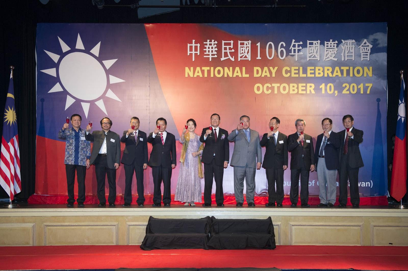 Amb. Chang hosted the 106th National Day Cerebration of the Republic of China, and invited VIPs  to toast with all the guests. 