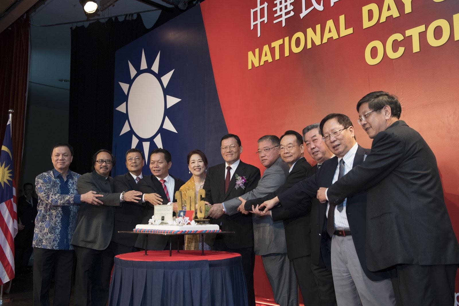 Amb. Chang hosted the 106th National Day Cerebration of the Republic of China and invited VIPs to proceed the cake cutting ceremony.  