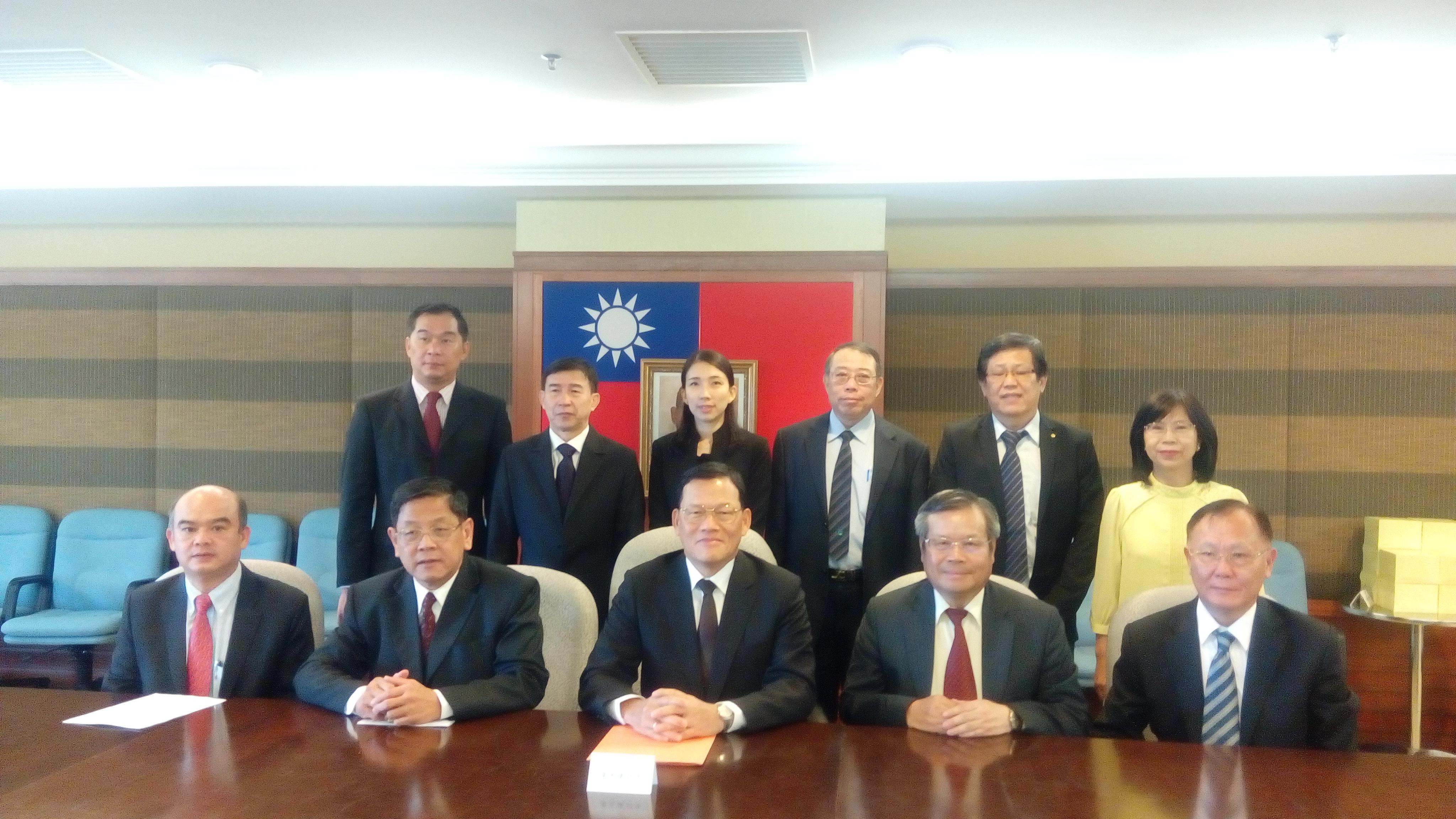 Representative Chang, James Chi-ping (seat row, middle) attends Malaysian Youth Study Tour to Taiwan (Guan Moo Tuan) held 2017 Malaysia Youth Taiwan Study Tour Admissions Seminar and take photograph with VIP.