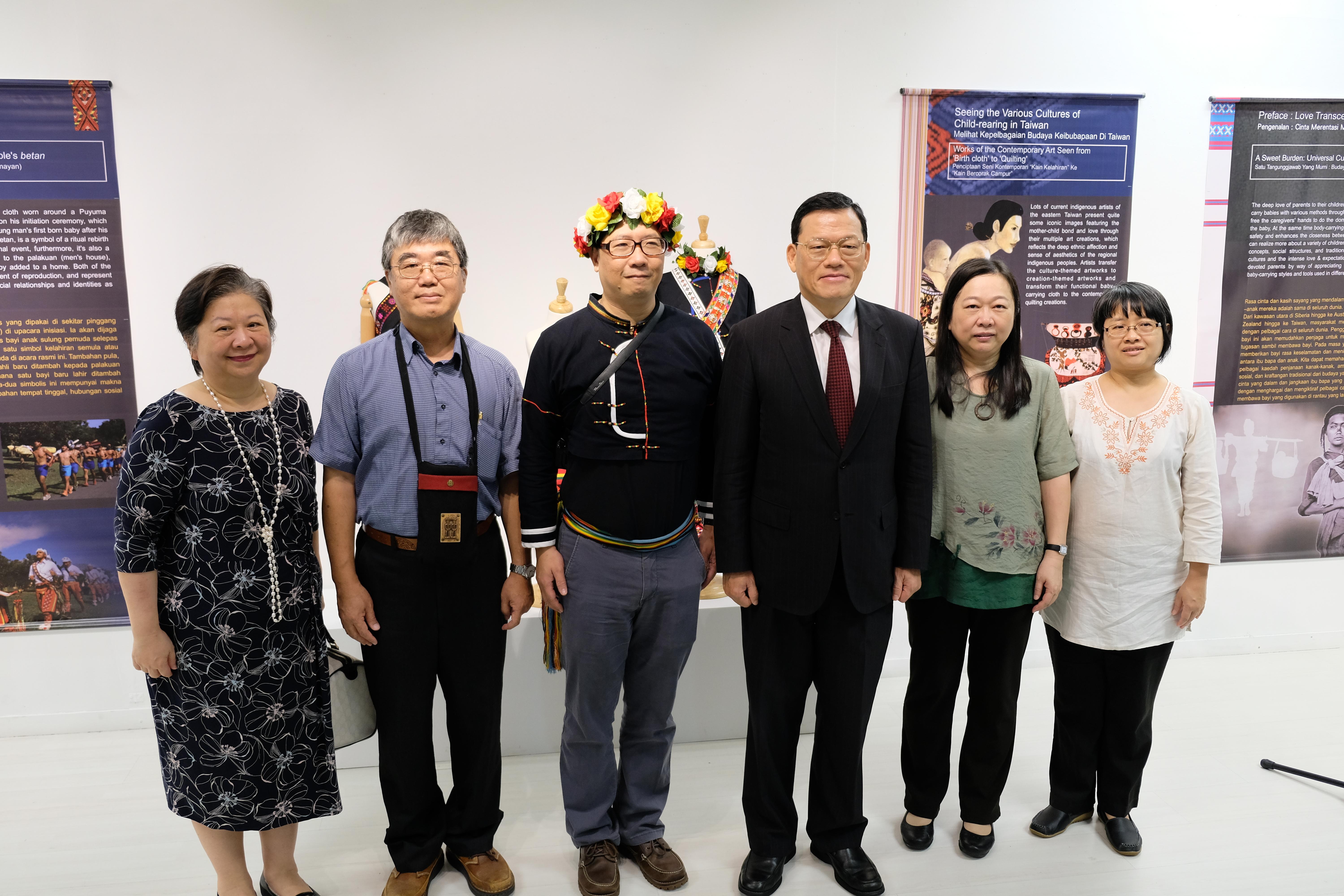 The VIPs and the attendants take group photo together.