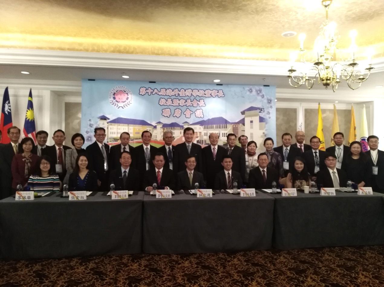 Representative Chang, James Chi-ping (front: right three) take photograh with attendants.
