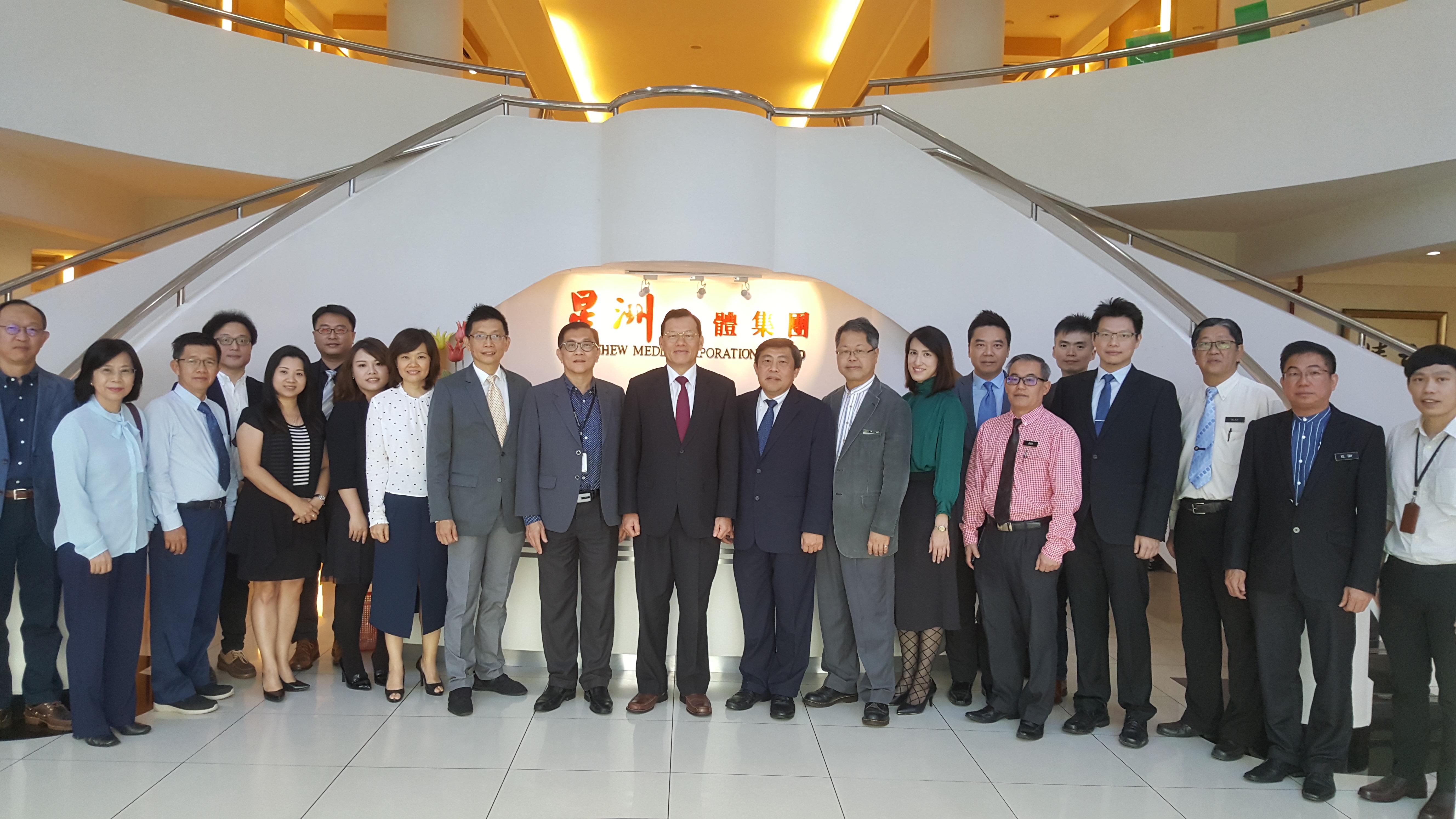 Representative Chang, James Chi- ping(front row, right nine), take photo with the attends Taiwan Education Fund- Scholarship program Launching ceremony VIP and Taiwan's nine university representatives.