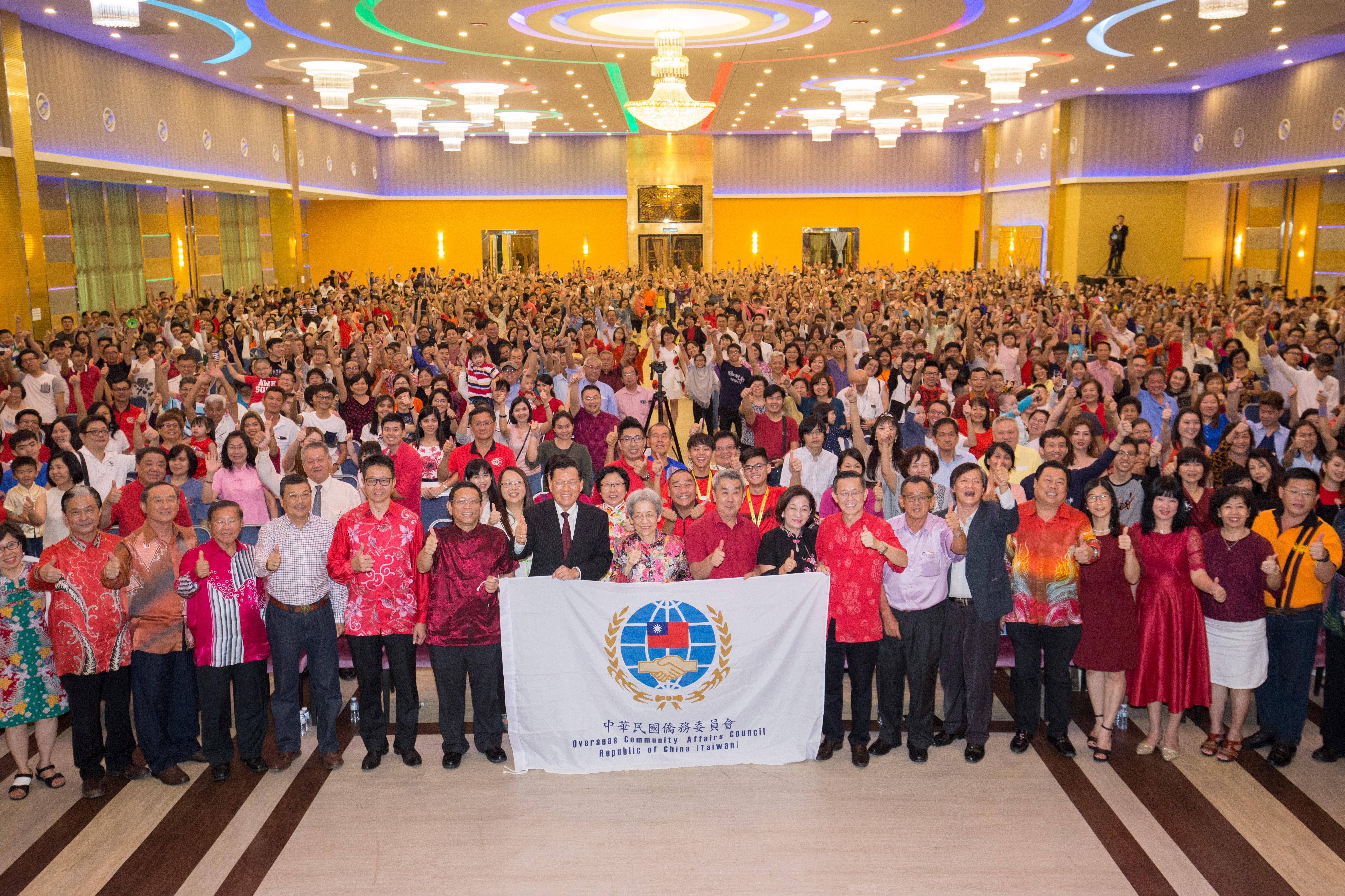 Representative Chang, James Chi-ping (Front row, left eight) and Chang, Fu-mei, National Policy Advisor to the President (Front row, left nine) took group photo with the audience.