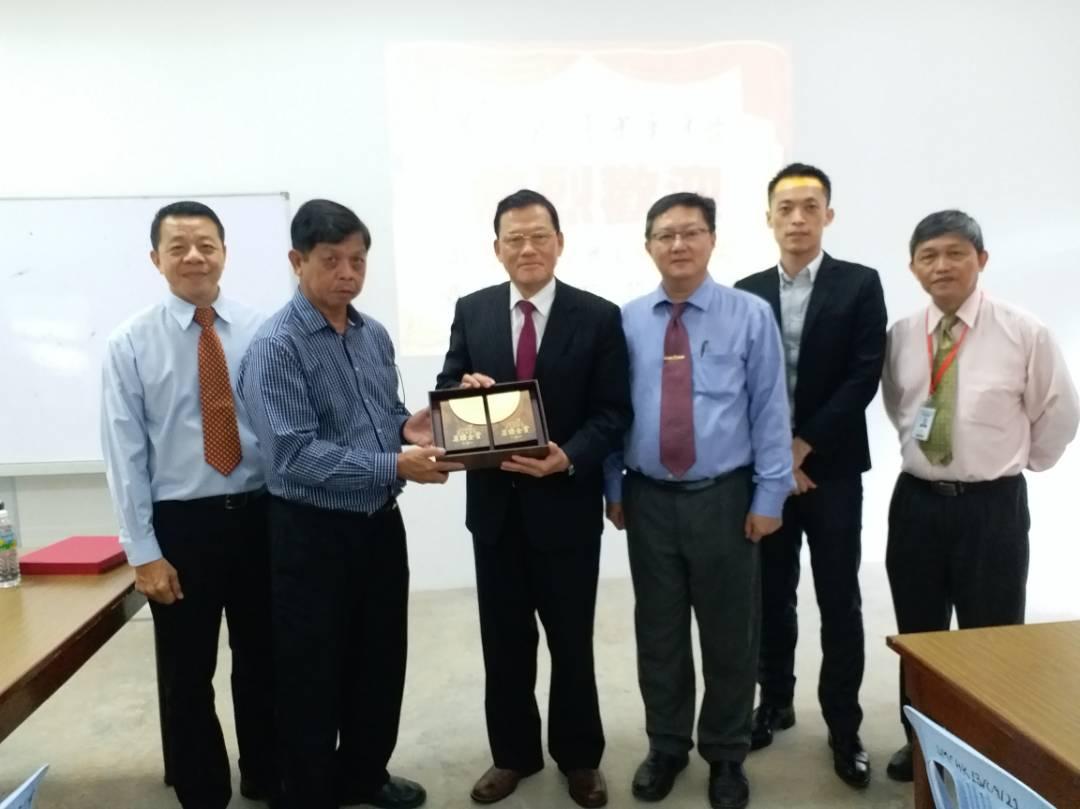 Representative Chang, James Chi-ping  (left three) took picture with Dato Sri Chow Liong and Principal Chua Leok Hong when he visited SM Chong Hwa Kuantan.