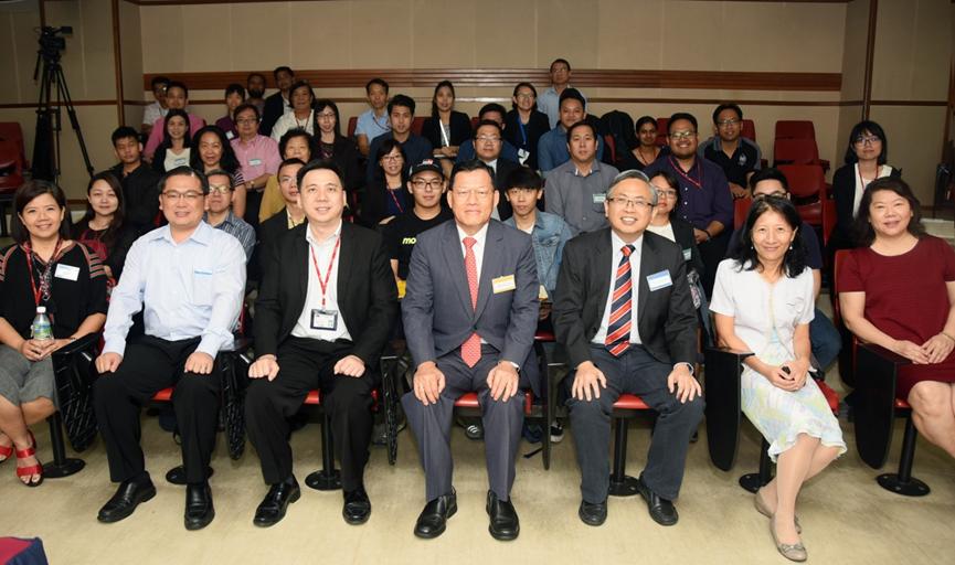 The VIPs and the attendants take group photo together.