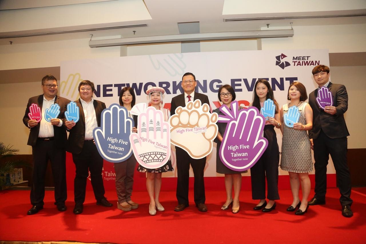 Representative Chang, James Chi-ping (middle) attends the MEET TAIWAN Networking Event at Berjaya Times Square Hotel 
Kuala Lumpur on 29 June, 2018