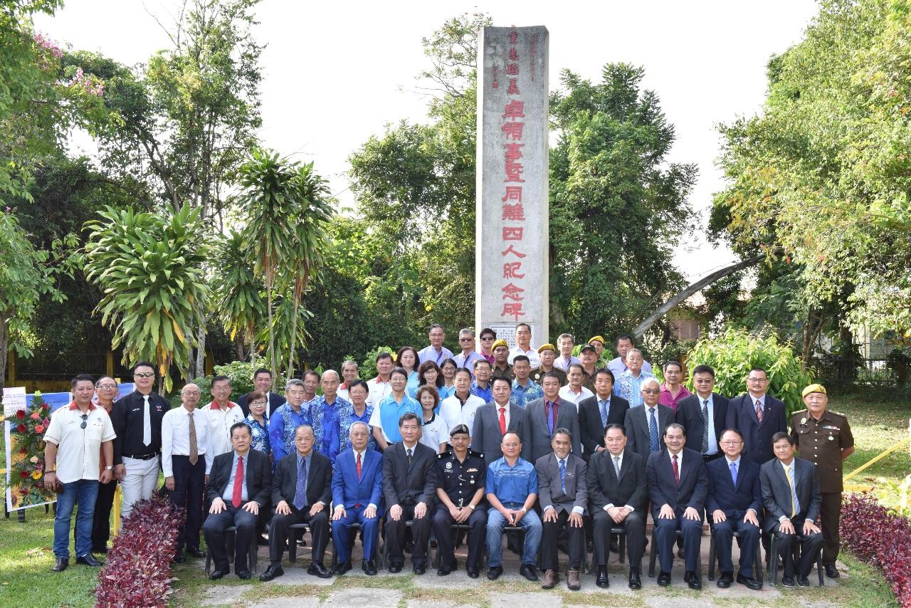 Deputy Representative Michael S.Y.Yiin takes pictures with VIPs attending The anniversary of Consul Cho Huan Lai and Keningau war memorial.