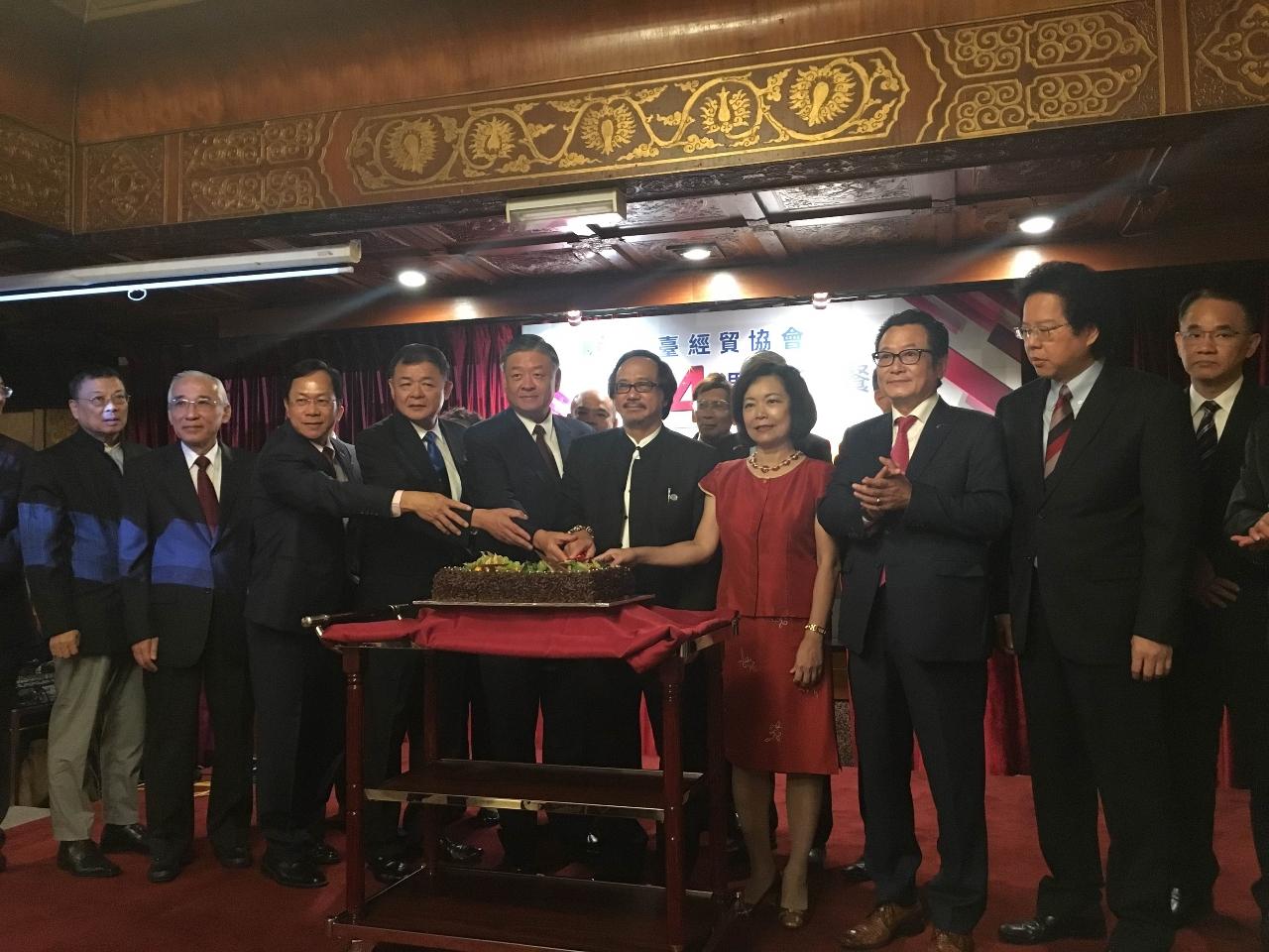 Representative Anne Hung (fourth right) takes a group photo with VIPs attending the 4th Anniversary of Mal Tai Holdings Sdn Bhd
