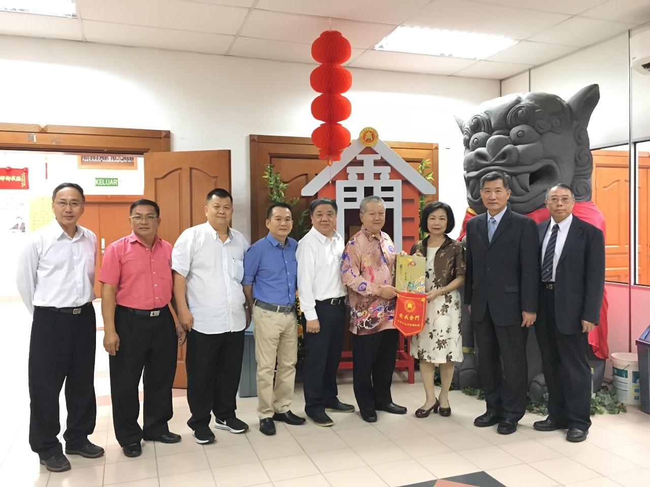 Representative Anne Hung (three right) with Selangor Kim Mooi Association President Loo Chieng Phan exchange souvenirs.
