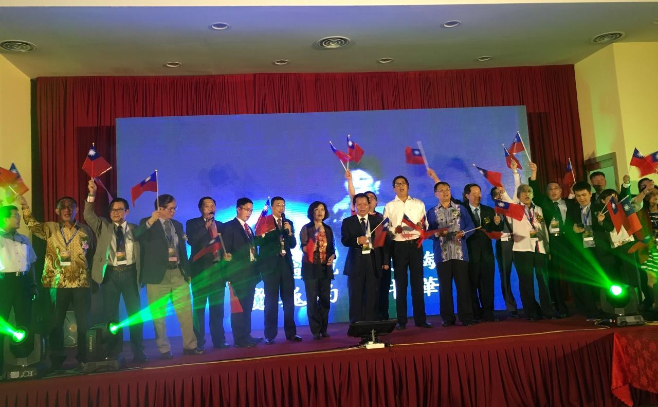 Representative Anne Hung (eight from left) attends the dinner party in celebration of the 107th Anniversary of the National Day of the Republic of China hosted by Taipei Investors´ Association in Malaysia.
