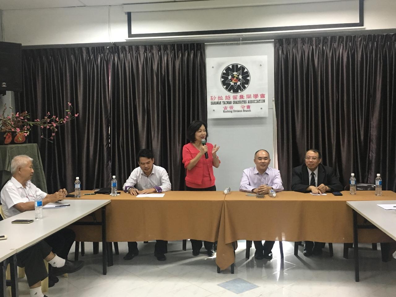 Representative Anne Hung (third from right) conducts a courtesy call to Sarawak Taiwan Graduates Association Kuching Division Branch.
