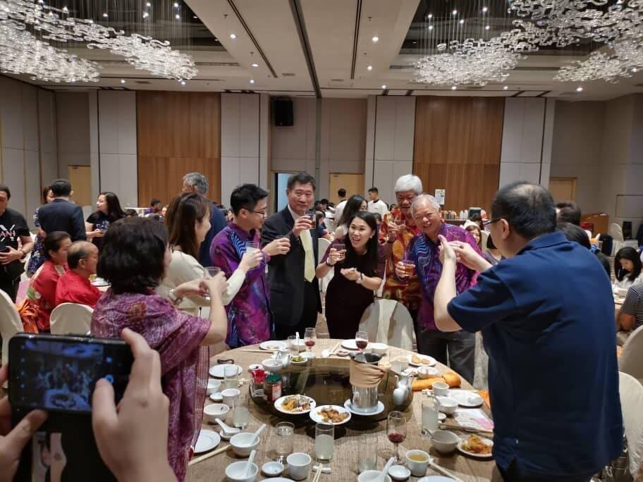 Deputy Representative Michael S.Y.Yiin (center) toasts with the distinguished guests.
