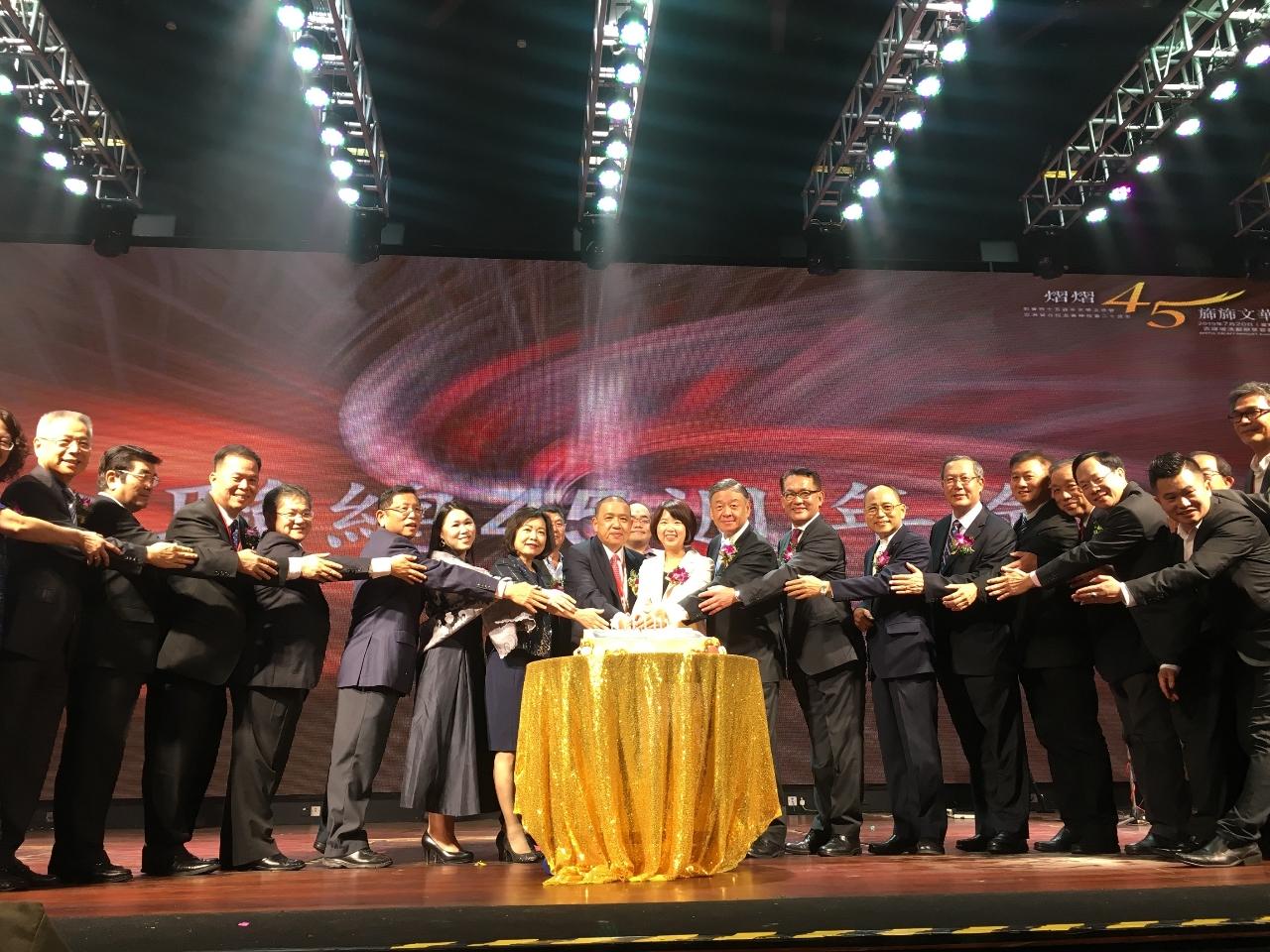 Representative Anne Hung (seventh from left), Legislator of the Legislative Yuan Lin, Li-Chan (ninth from left), Vice Minister Roy Yuan-Rong Leu of Overseas Community Affairs Council (tenth from left) attend 2019 Mandarin Night and 45th Anniversary held by The Federation of Alumni Association of Taiwan Universities, Malaysia taking a group photo with the distinguished guests.