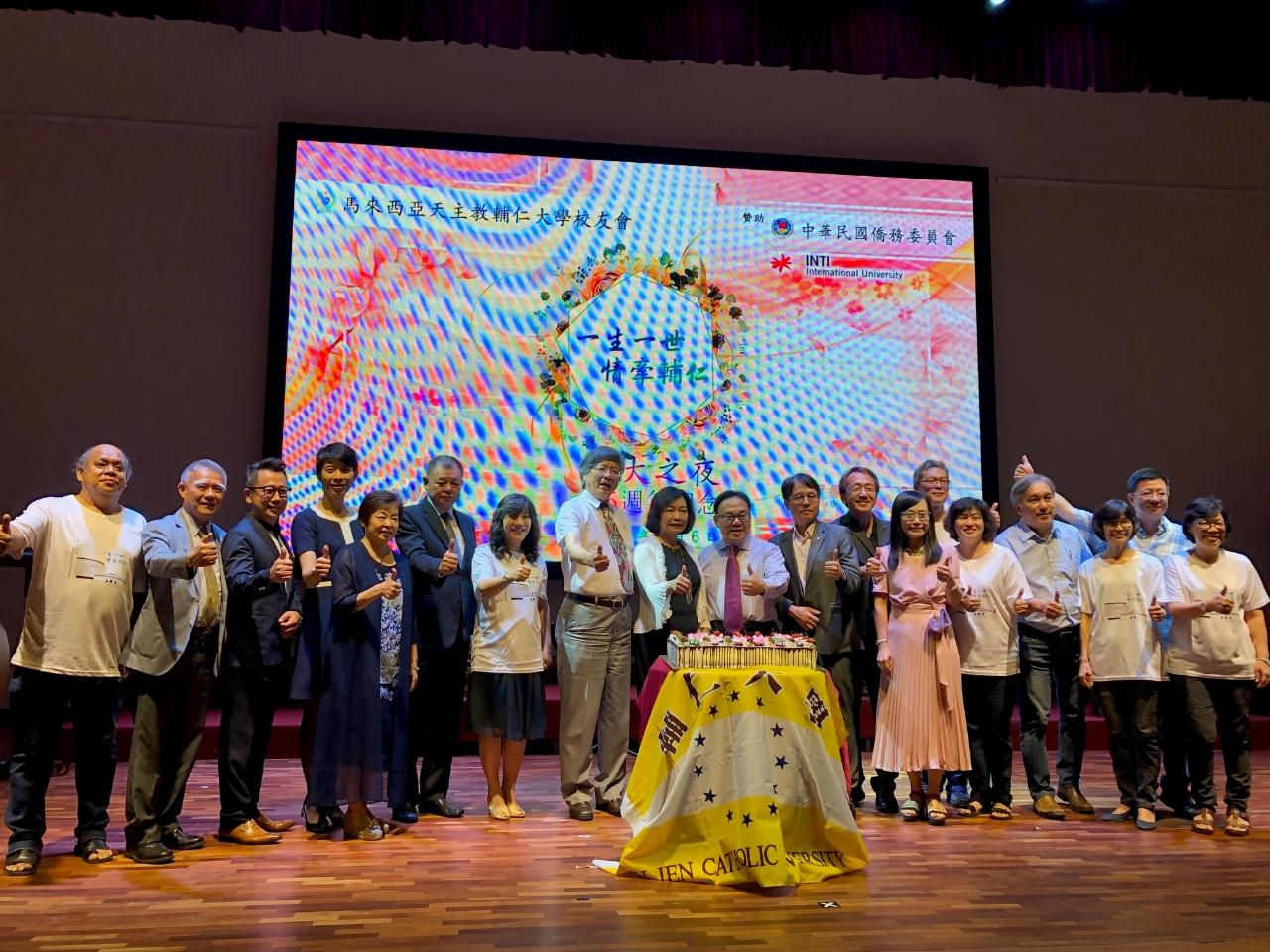 Representative Anne Hung (ninth from left) takes a group photo with the distinguished guests.