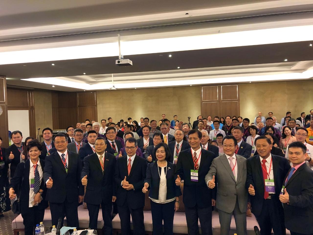 Representative Anne Hung (first row, center) takes a group photo with the participants.
