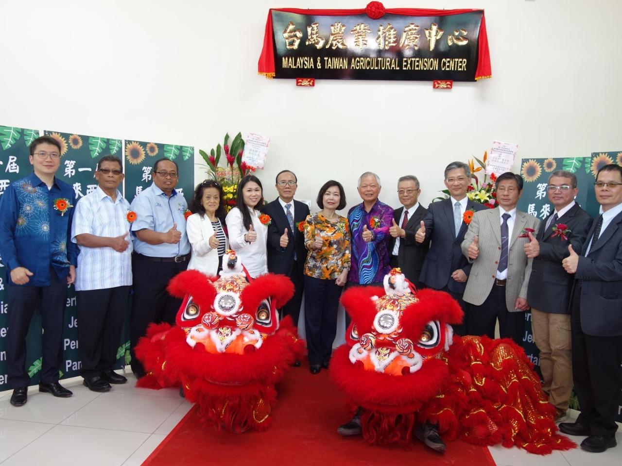 Representative Anne Hung (center), and the attendants take group photo together.