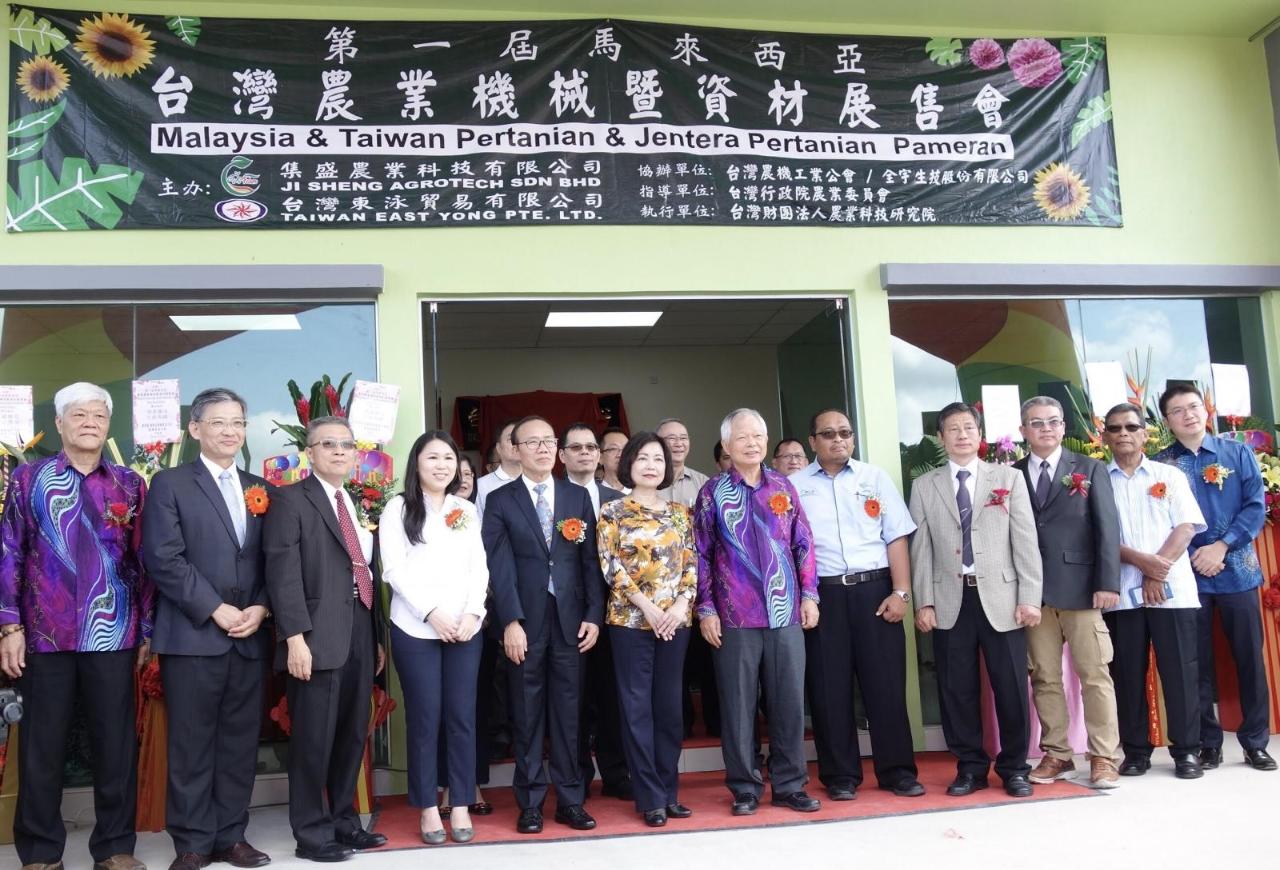  Representative Anne Hung (sixth from left) takes a group photo with the distinguished guests.