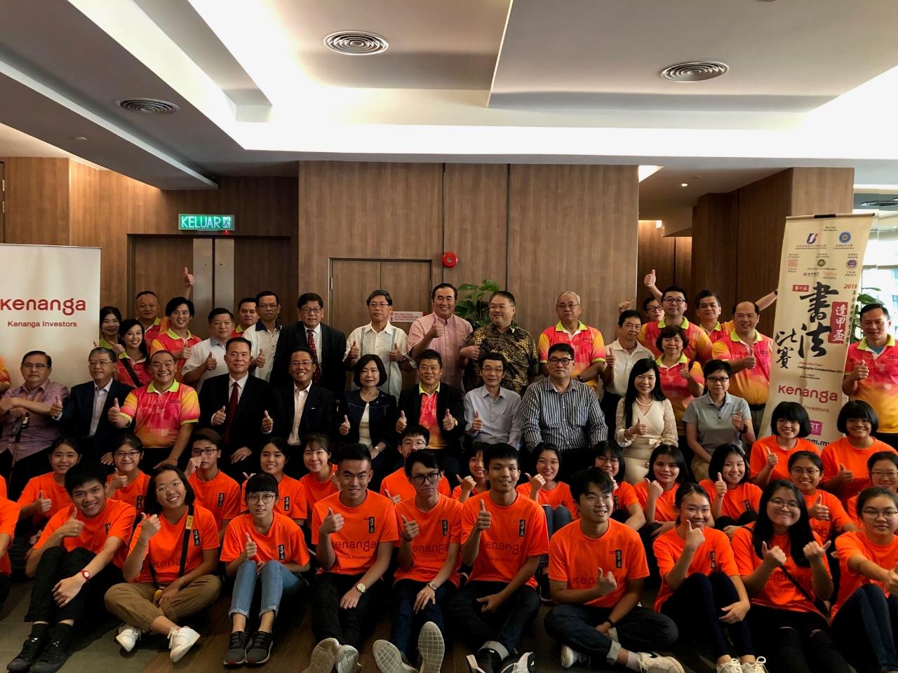 Representative Anne Hung (second row, sixth from right) takes a group photo with the participants.