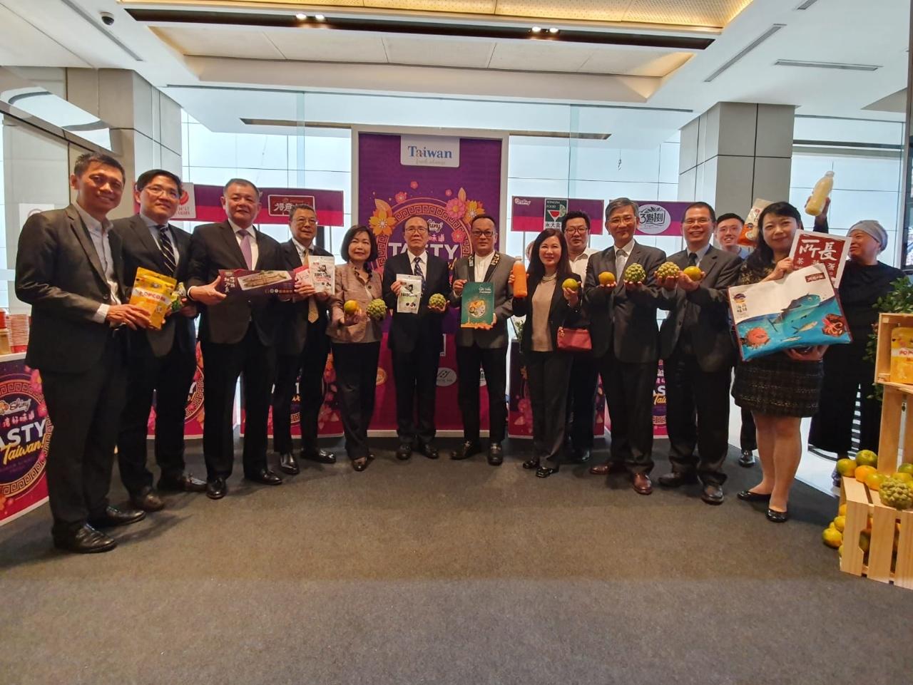 Representative Anne Hung (fifth from left) takes a group photo with the distinguished guests.