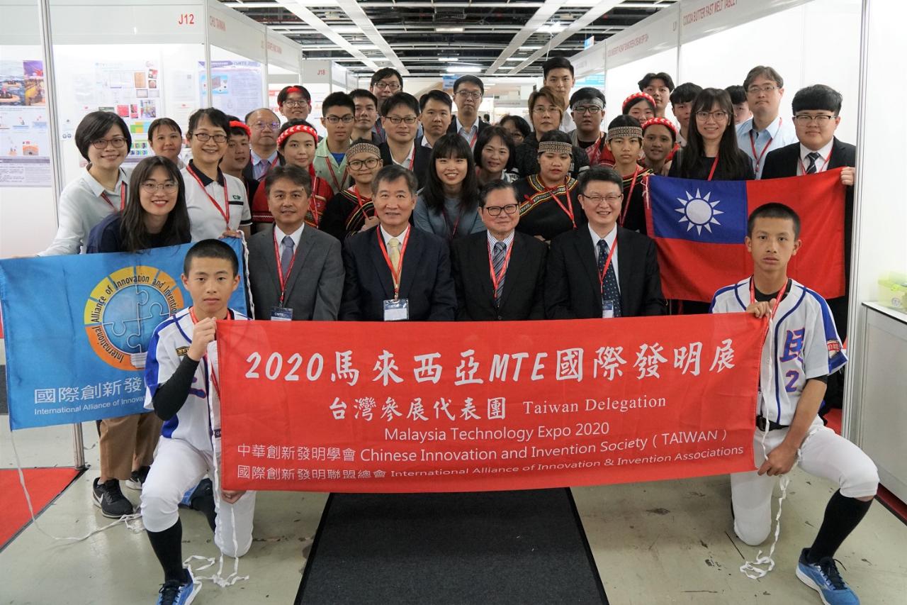 Deputy Representative Michael S.Y.Yiin took a group photo with the delegation led by President of IAIA Wu, Kuo-Chen and Chariman of CIIS Wu, Chih-Yao 