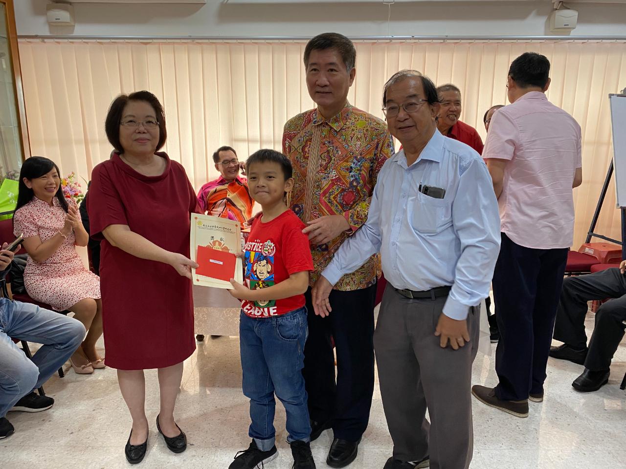 Deputy Representative Michael S.Y.Yiin (second from right) awards scholarship to members’ children.