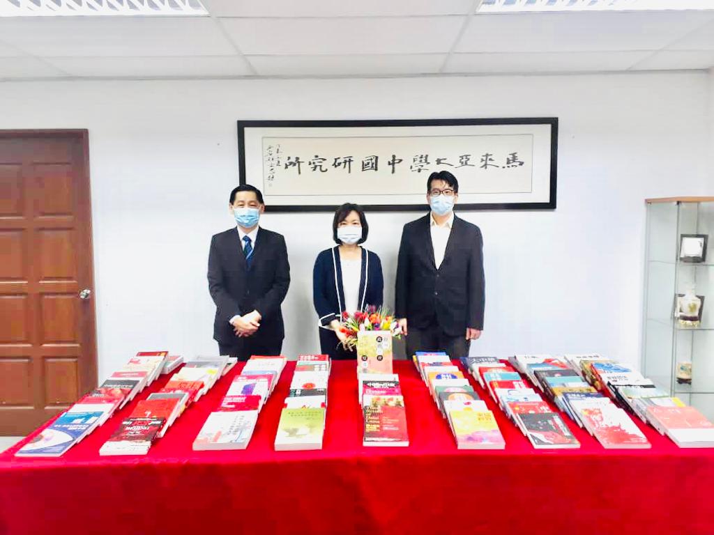  Representative Anne Hung (middle) and Professor Datuk Dr. Danny Wong Tze Ken (left) and ICS Director Dr. Ngeow Chow Bing (right)