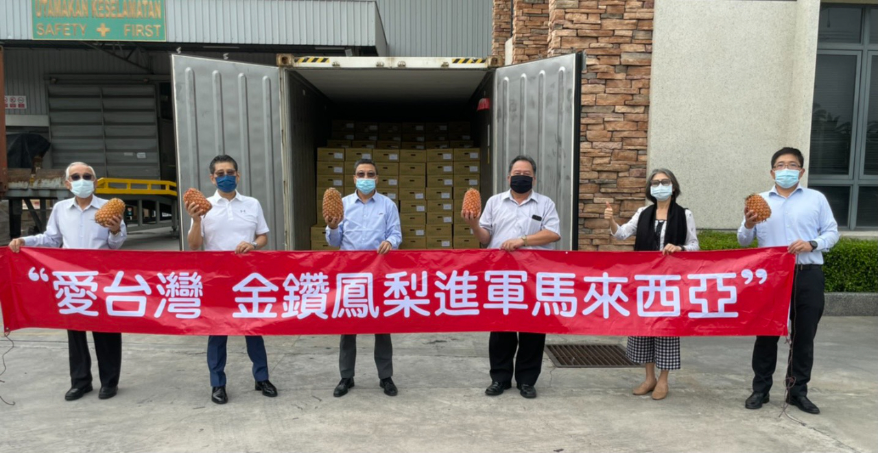 A container opening ceremony of Taiwanese pineapples.