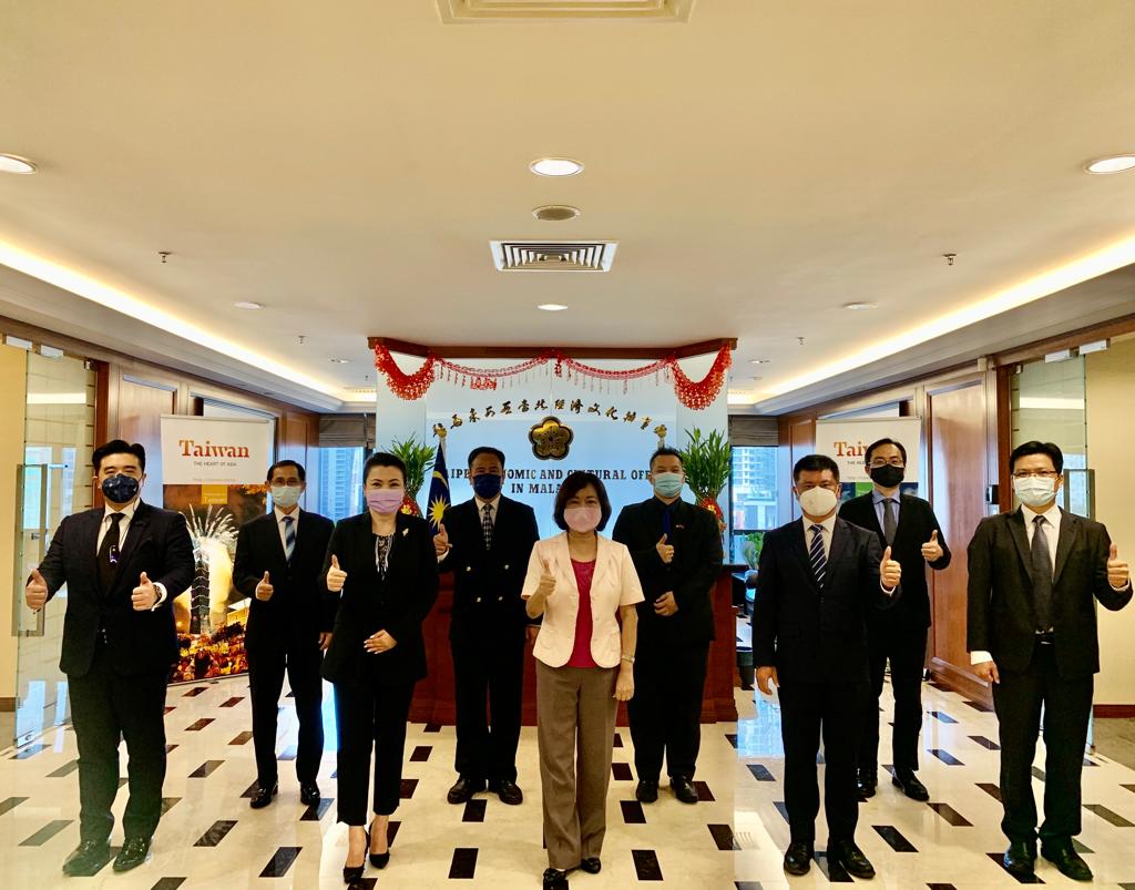 Representative Anne Hung takes a group photo with Taipei Investors´ Association in Malaysia Kuala Lumpur Standing Committee.

