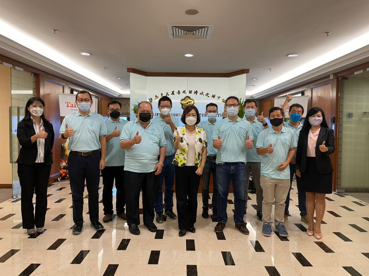 Group photo after Representative Anne Hung meets the president and committee members of Alumni Association of National Taiwan University, Malaysia.