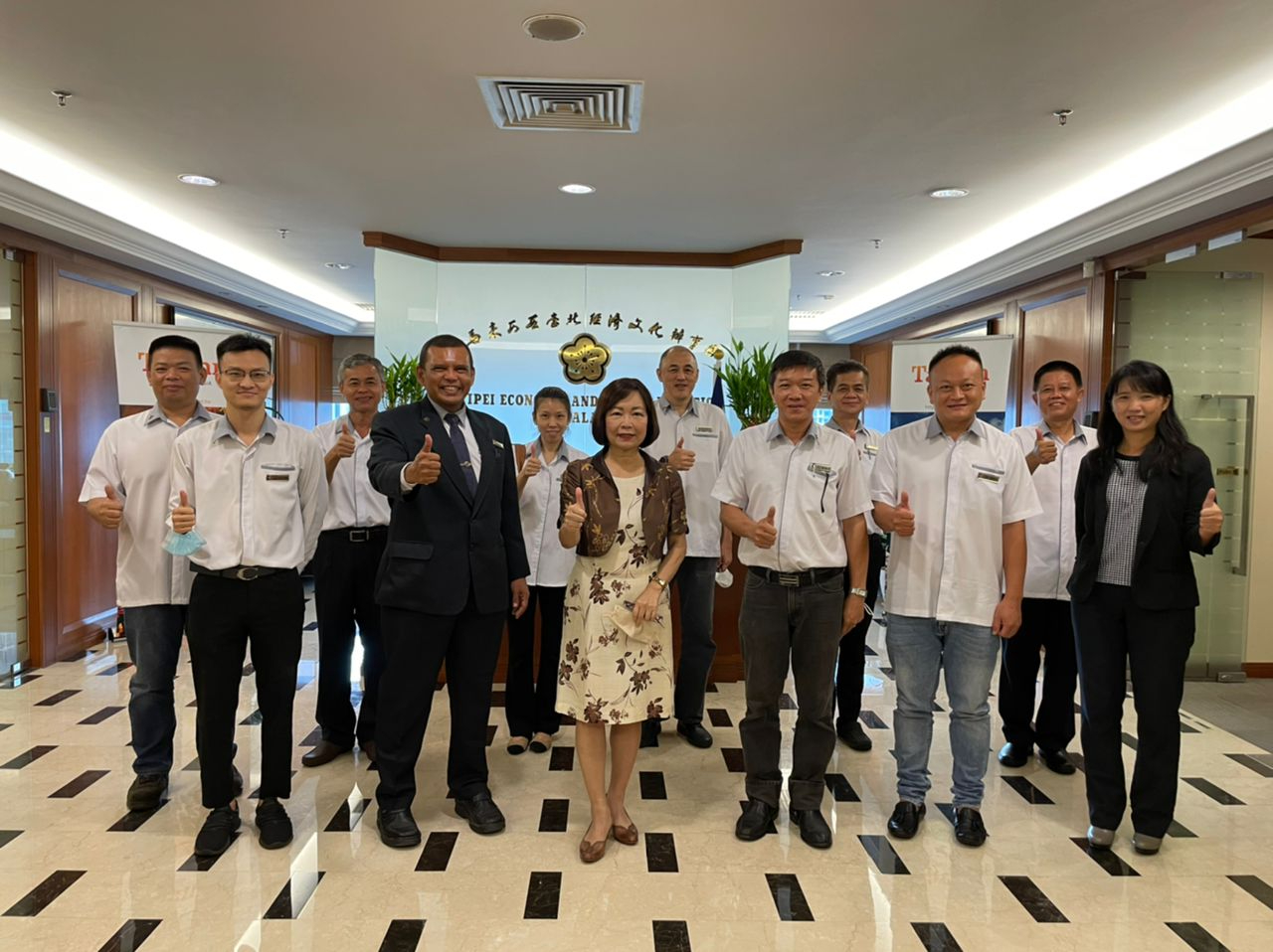 Group photo after Representative Anne Hung meets the president and committee members of The Alumni Association of Taiwan, Selangor &amp; W.P. .