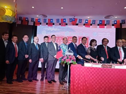 Representative Anne Hung and the distinguished guests cut the cake to celebrate the National Day of the Republic of China.