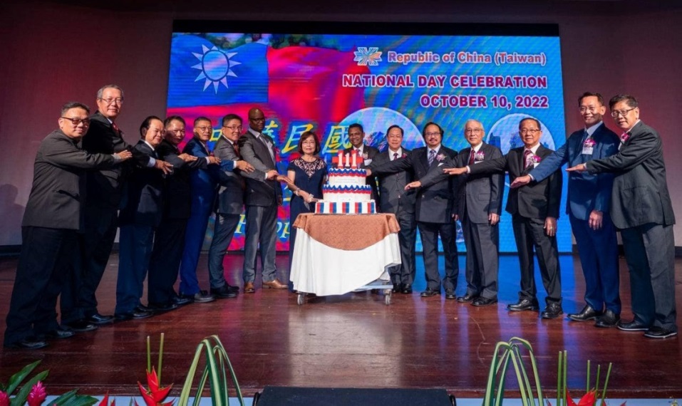 Cake cutting by Ambassador Anne Hung and distinguished guests