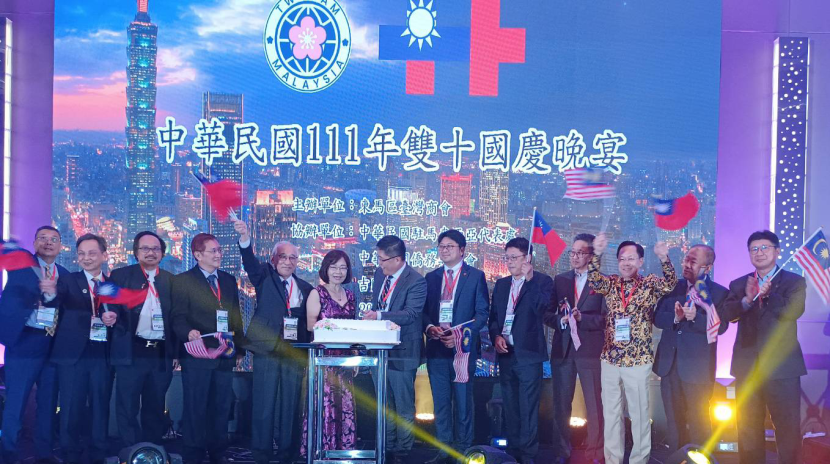 Representative Anne Hung and VIPs cut the cake to celebrate the National Day of the Republic of China.