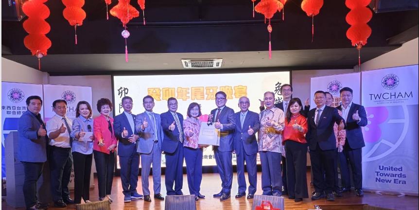 Representative Anne Hung took a group photo with the directors, supervisors and distinguished guests present.