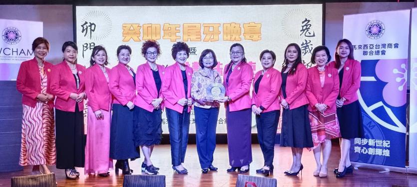 Representative Anne Hung took a group photo with Global Federation of Business Women.