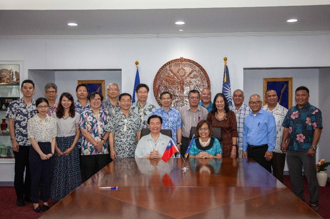 Minister Wu And The Delegation Pose With H E President Hilda C