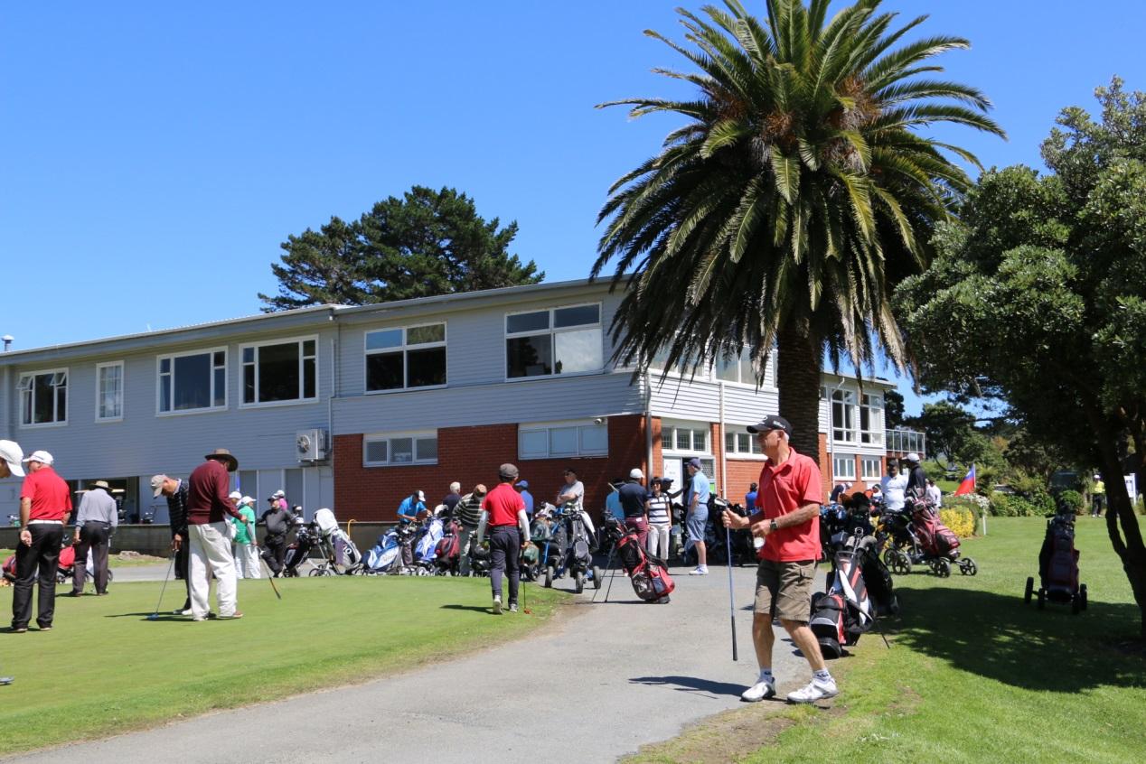 球員報到後在球場暖身