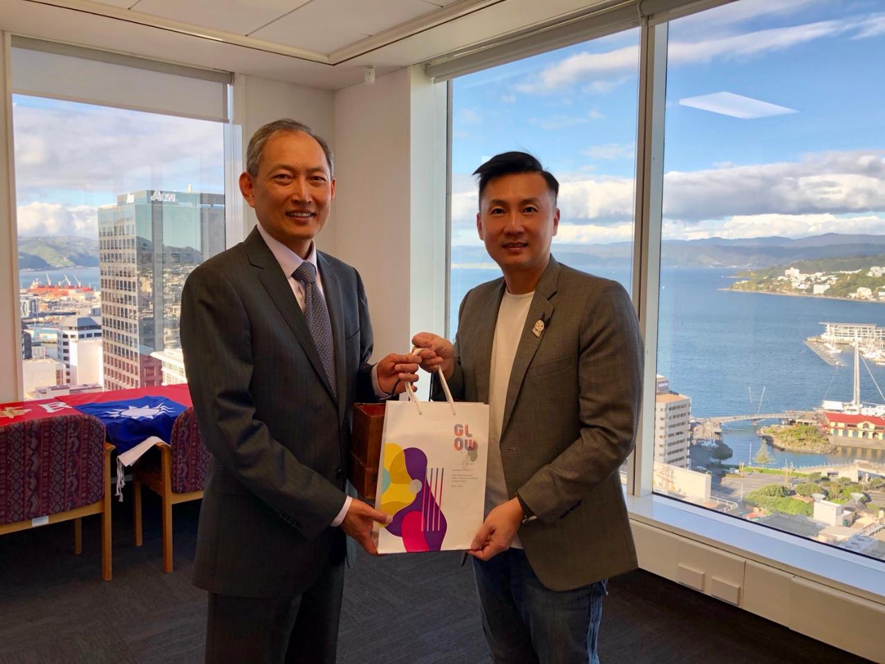 實踐大學高雄校區實踐大學高雄校區文化與創意學院林恒正院長致贈紀念品予陳克明代表