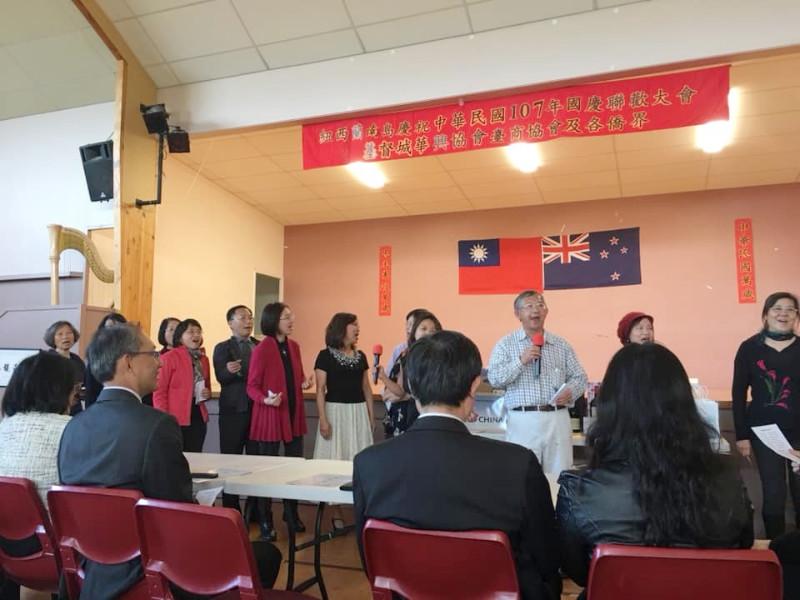 陳代表夫婦欣賞僑胞合唱表演