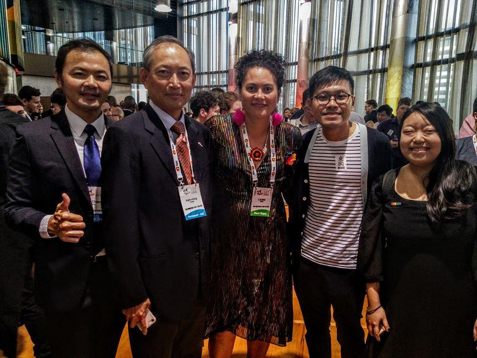 我國性平團體於2019年3月18日至22日出席威靈頓「國際LGBTI聯合會」大會期間，紐西蘭國會特別於18日舉辦歡迎晚會。(右至左: 「同志諮詢熱線」阮美贏專員、策劃人陳彥霖、紐西蘭國會議員Louisa Wall、駐紐西蘭代表處陳克明大使、許信強秘書)